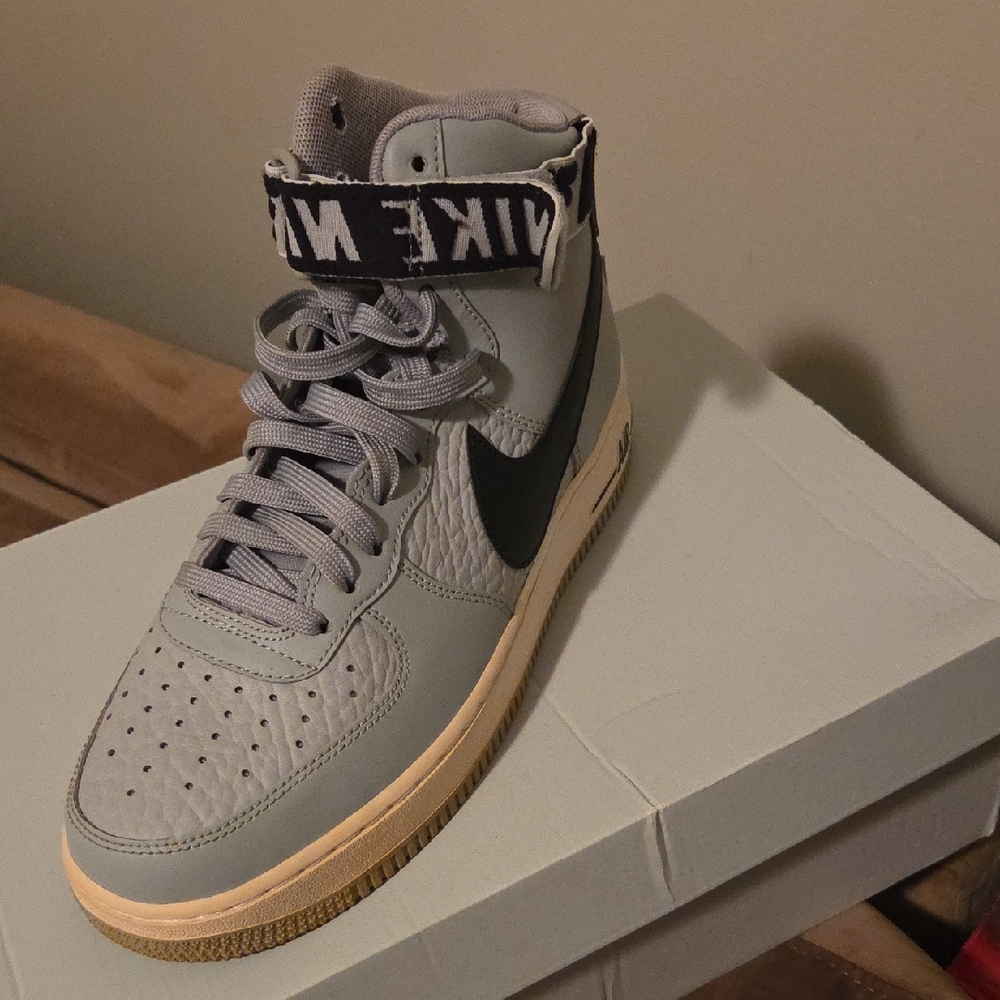 Nike High-Top Air Force 1 '07 Sneakers in Light Gray and Black